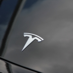 Tesla-Logo auf der Fronthaube